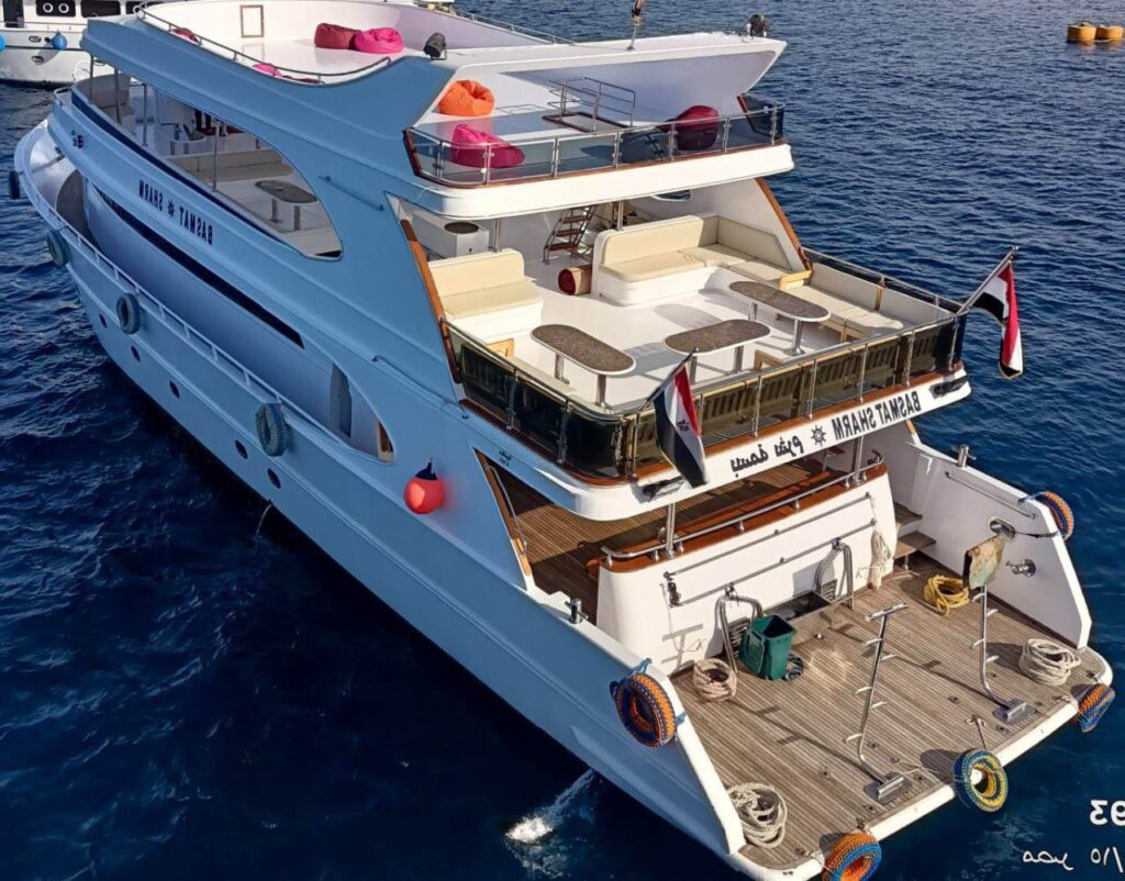 PRIVATE YACHT WITH PROGRAM