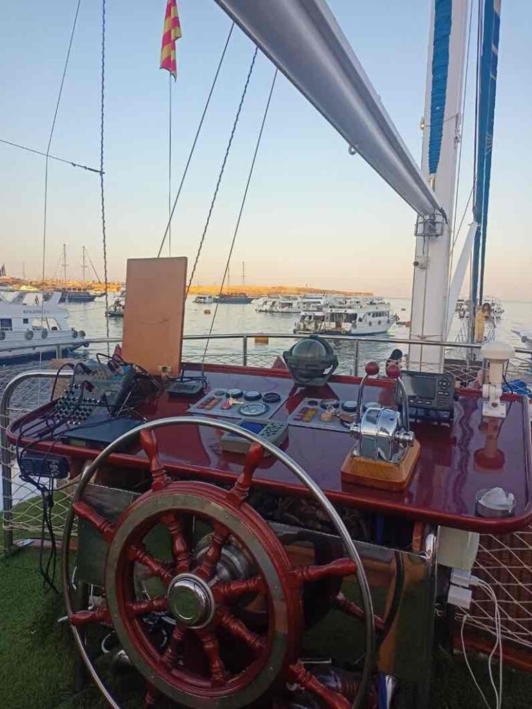 ROMANTIC DINNER ON A PIRATE YACHT