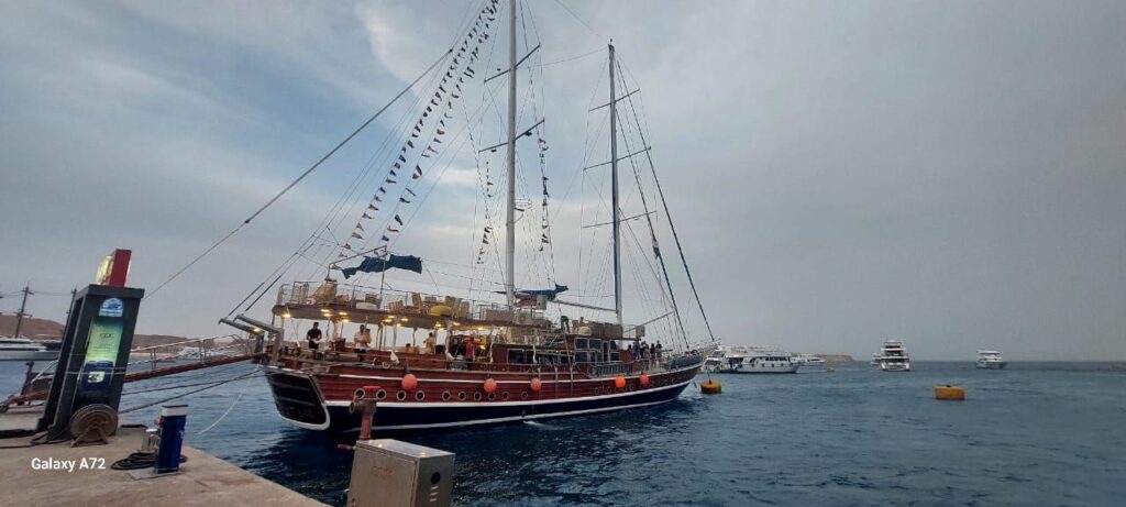 ROMANTIC DINNER ON A PIRATE YACHT