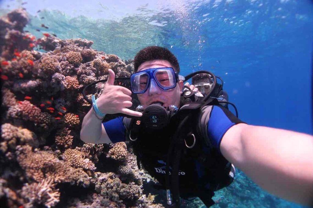 PROFESSIONAL DIVING FROM BOAT