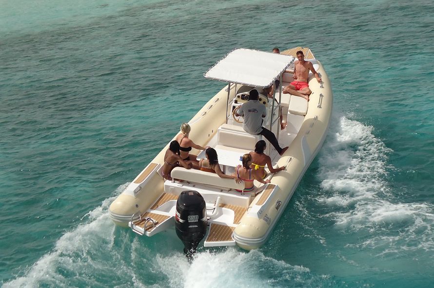 PRIVATE SPEED BOAT WITH A PROGRAM