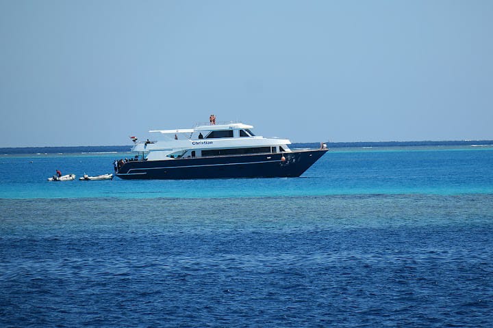 SATAYA – DOLPHIN REEF NA JACHTĚ